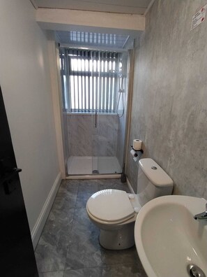 Apartment | Bathroom - Black Ocean Holiday Apartments (Blackpool)