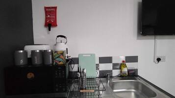 Electric kettle, cookware/dishes/utensils, kitchen islands