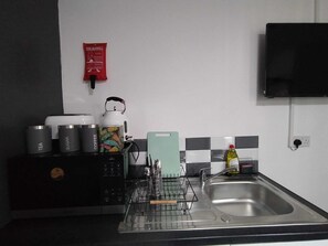 Electric kettle, cookware/dishes/utensils, kitchen islands - Black Ocean Holiday Apartments (Blackpool)