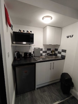Apartamento | Cozinha privada | Chaleira elétrica, talheres/pratos/utensílios de cozinha