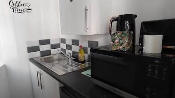 Ketel listrik, peralatan masak/sendok-piring, dan dapur terbuka
