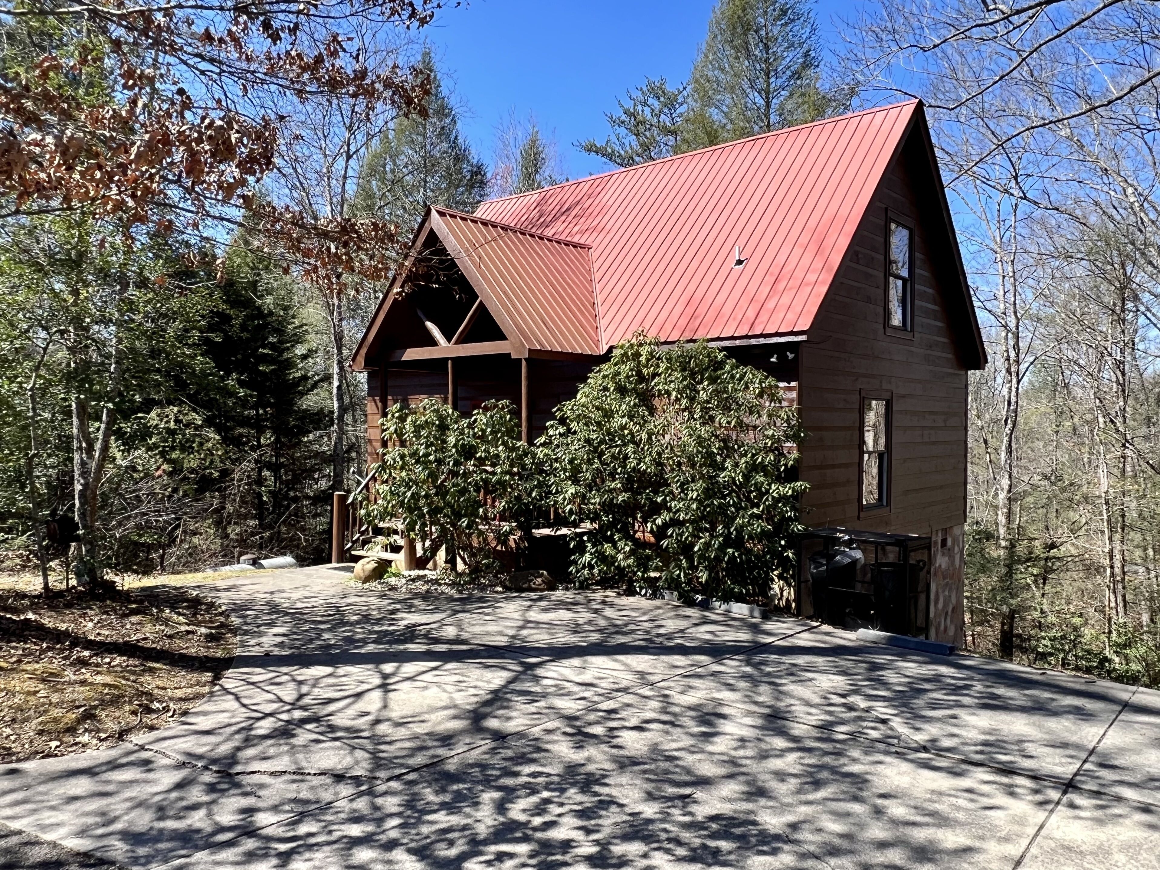 Pet friendly, updated cabin: hot tub, outdoor living, game loft, WiFi: sleeps 5!