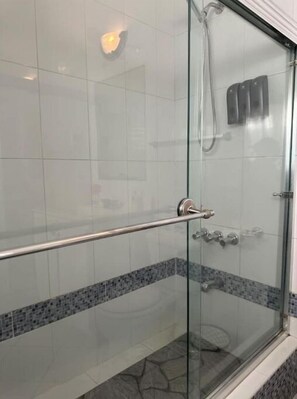 Dusche, Haartrockner, Handtücher, Seife