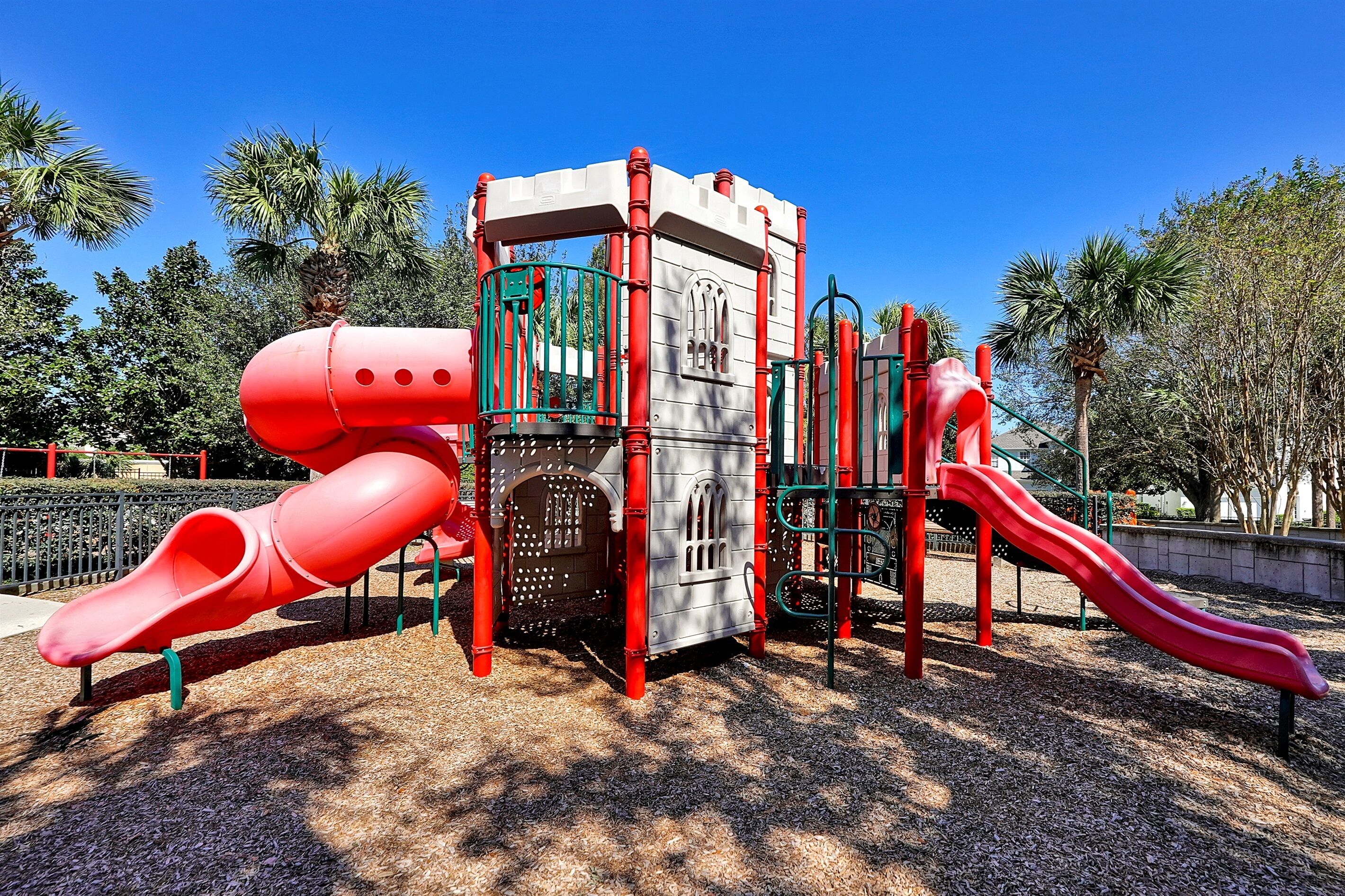 Ein Spielplatz mit Rutschen und Klettergerüsten.