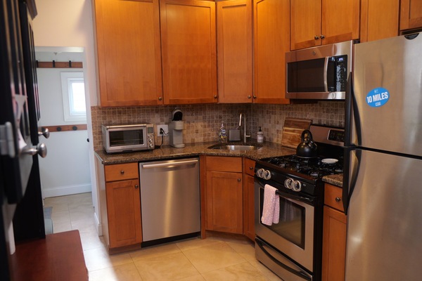 Kylskåp, mikrovågsugn, ugn och spishäll