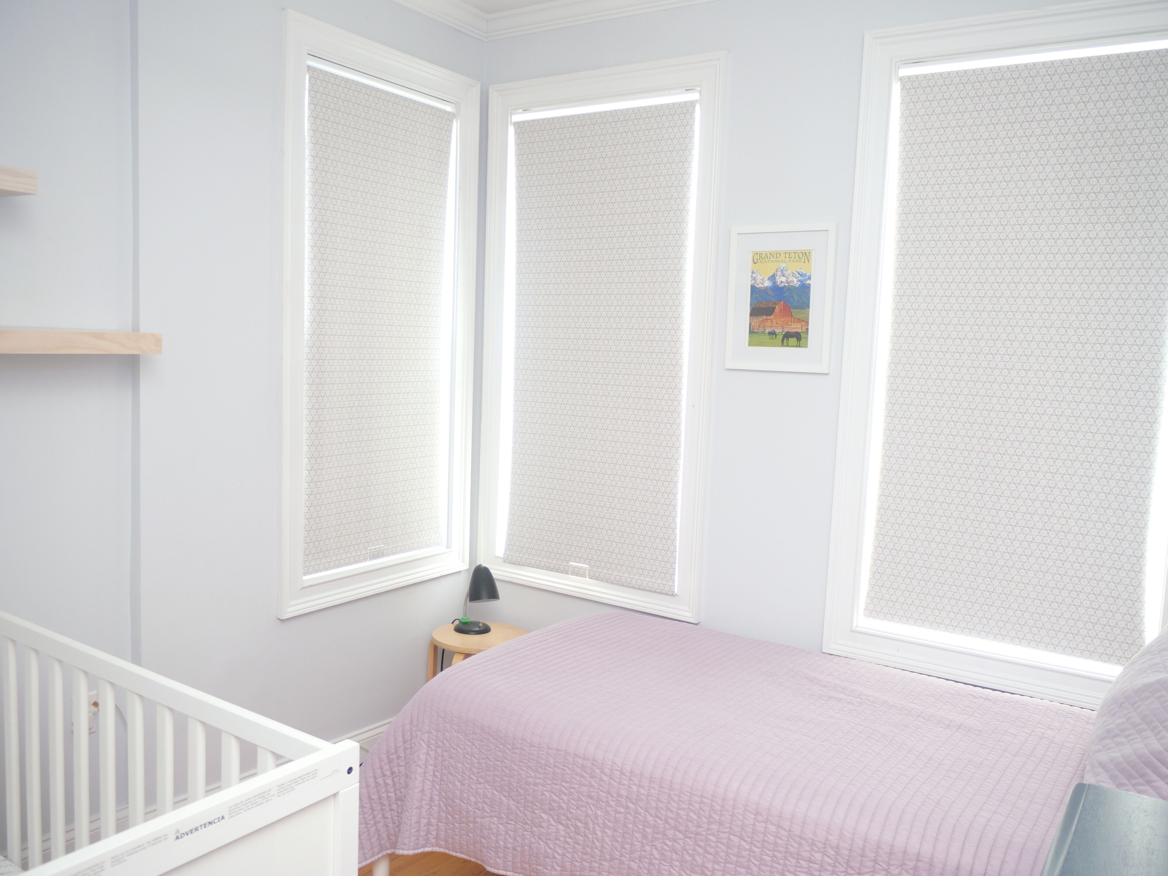 3 habitaciones, escritorio y tabla de planchar con plancha 