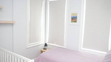 3 habitaciones, escritorio y tabla de planchar con plancha