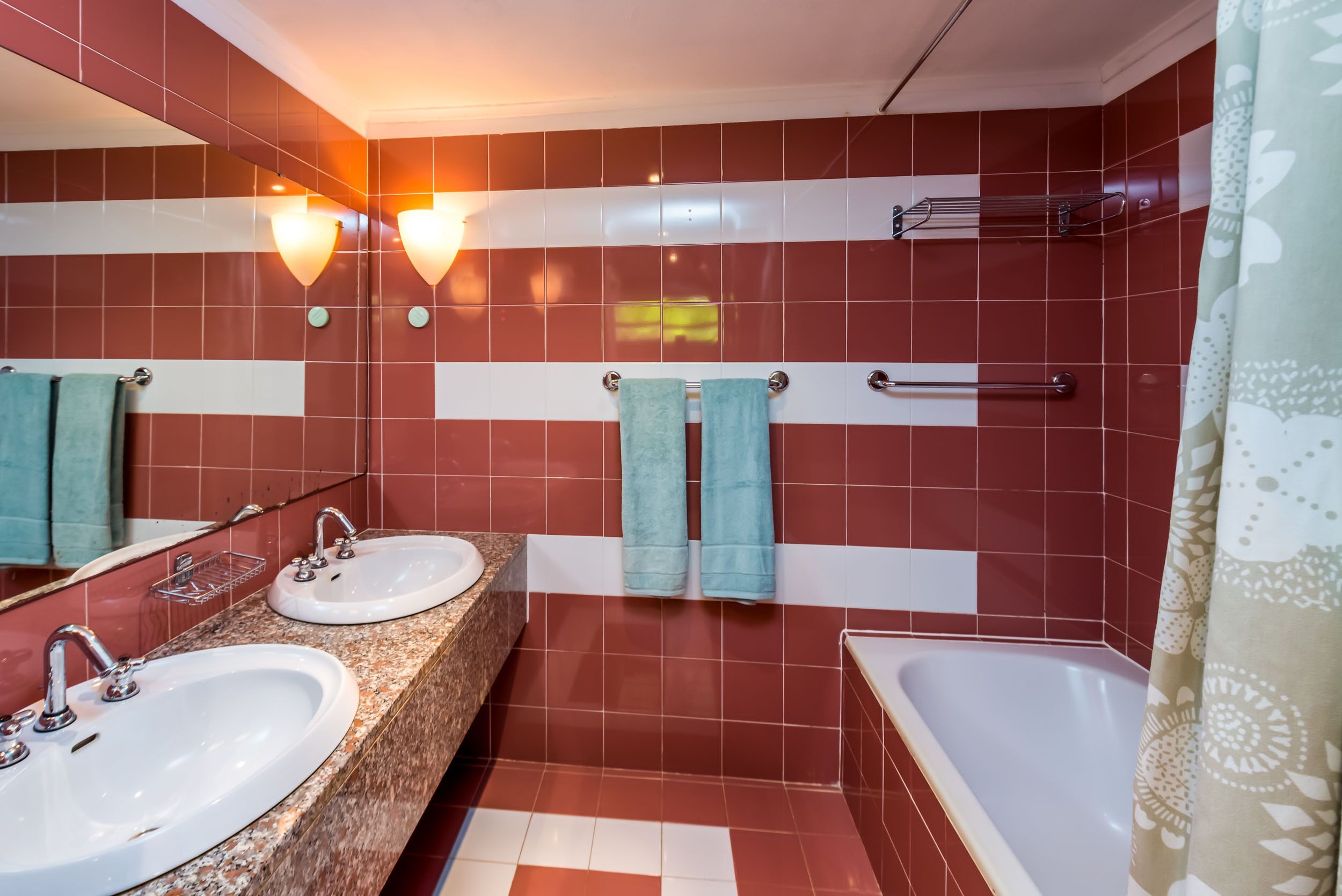 Une salle de bain avec deux lavabos, une baignoire et une douche.