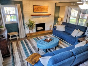 TV - Beautiful and Spacious 1908 Modern Farmhouse (Shawnee)