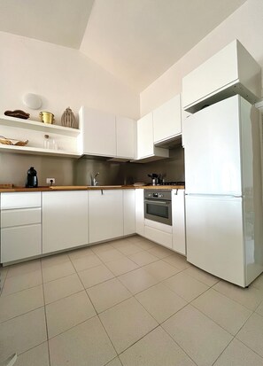 Een koelkast, een microgolfoven, een oven, een kookplaat