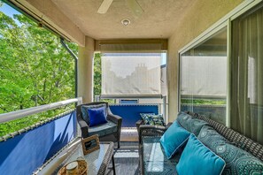 TV, fireplace, books - Lake Keowee Condo: Resort Pools & Lake Access! (Salem)