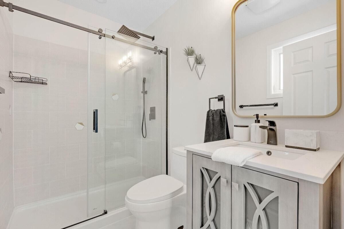 Luxurious Manor | Pool+BBQ+Netflix+FirePit