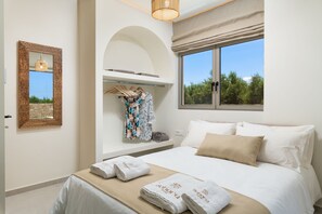 4 bedrooms, iron/ironing board, travel crib, free WiFi - New-build Villa Riza Chania private pool and Roofgarden with jacuzzi (Chania)