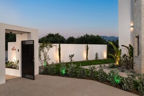 Property grounds - New-build Villa Riza Chania private pool and Roofgarden with jacuzzi (Chania)