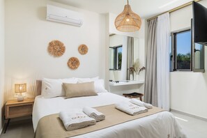 4 bedrooms, iron/ironing board, travel crib, free WiFi - New-build Villa Riza Chania private pool and Roofgarden with jacuzzi (Chania)