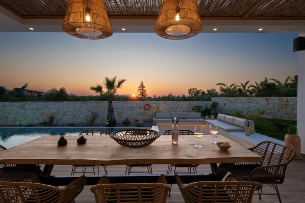 Outdoor dining - New-build Villa Riza Chania private pool and Roofgarden with jacuzzi (Chania)