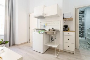 Réfrigérateur, micro-ondes, cafetière/bouilloire