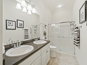 Een douche, een haardroger, handdoeken