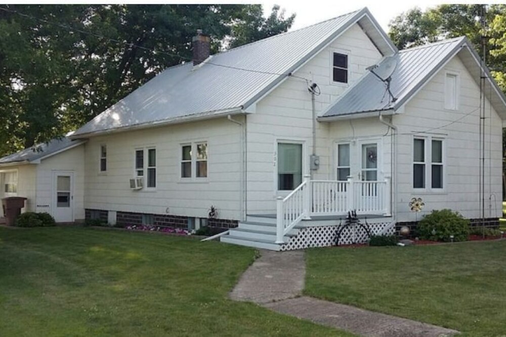 4.5 miles to Twin Lakes, small town, pets welcome