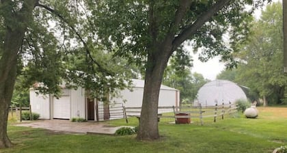 4.5 miles to Twin Lakes, small town, pets welcome