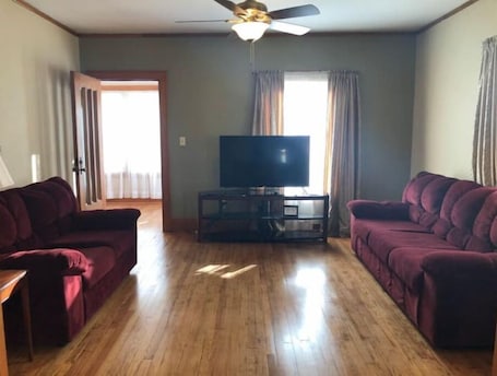 Smart TV. 4.5 miles to Twin Lakes, small town, pets welcome