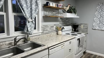 Een koelkast, een magnetron, een oven, een kookplaat