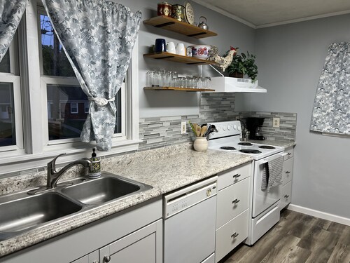 Cedar Valley Cottage- 3bed 2 ba near King University