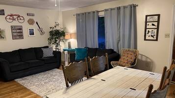 Een smart-tv en boeken