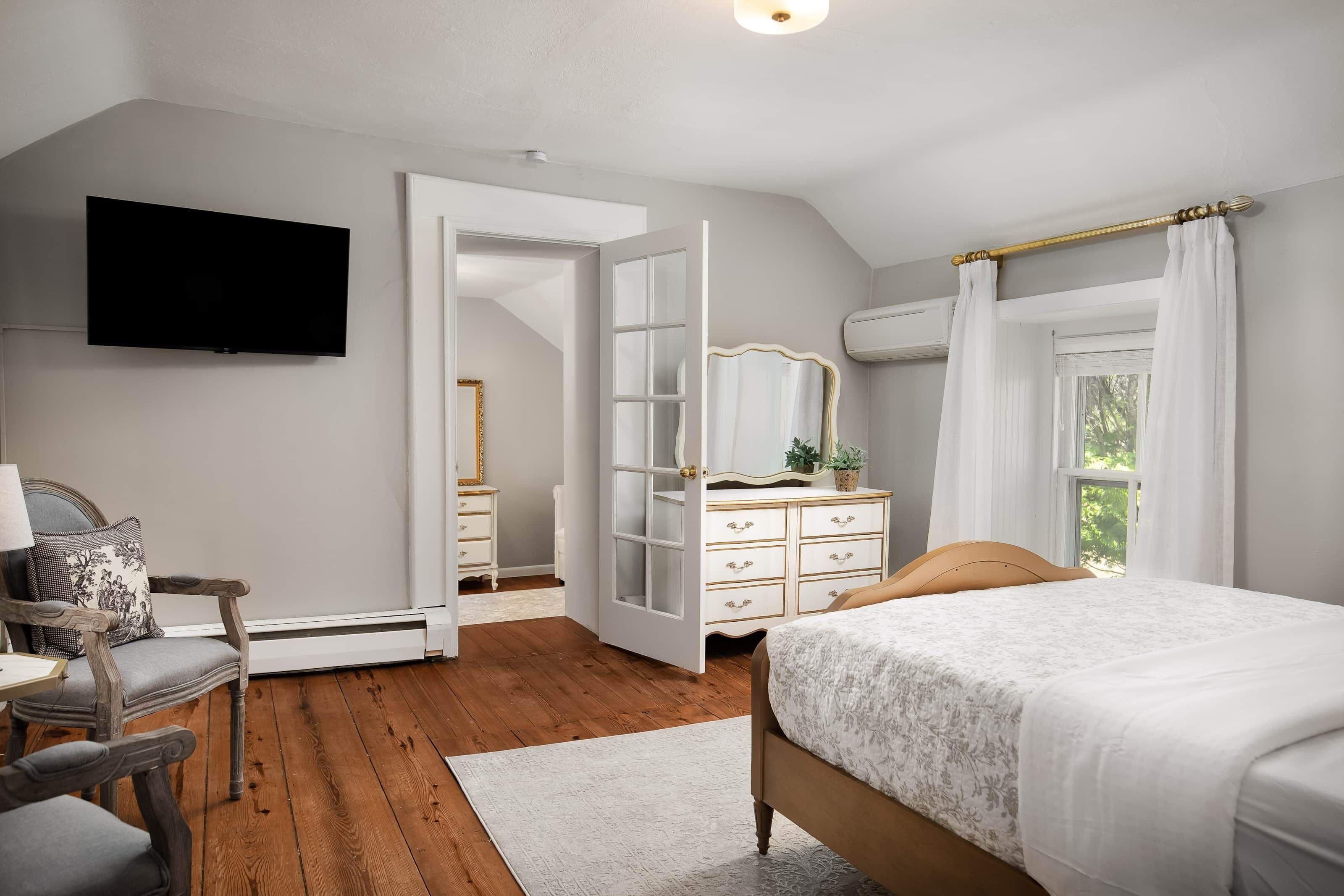 3 quartos, ferros/tábuas de passar roupa, Wi-Fi, roupa de cama