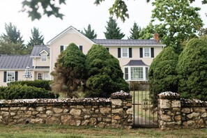 المنطقة المحيطة بالمنشأة