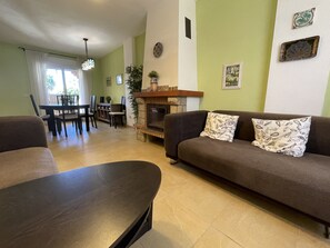 Televisie en een open haard