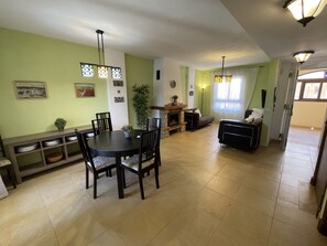 Televisie en een open haard