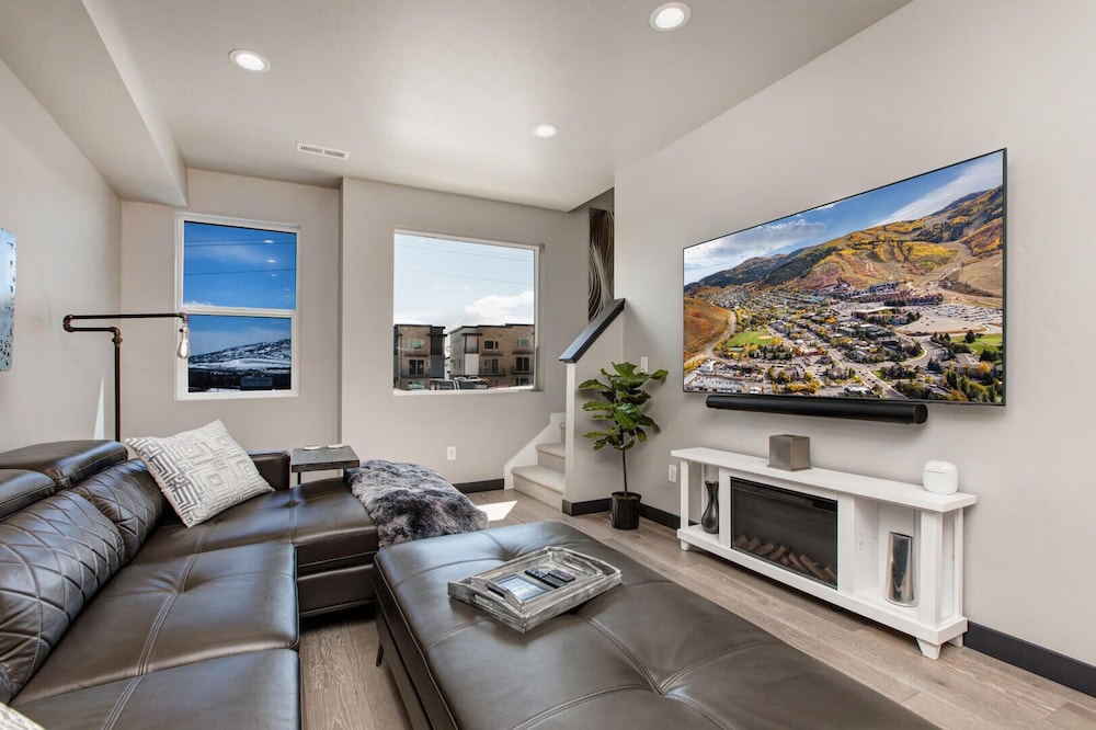 Silver Creek by Moose Mgmt.-New & Modern/Views!