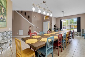 Dining - Casita - 5bdr Sleeps 13 - 15 minutes away from Disney! (Kissimmee)