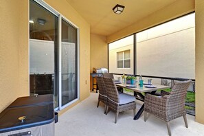 Outdoor dining - Casita - 5bdr Sleeps 13 - 15 minutes away from Disney! (Kissimmee)