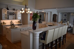 Bar (on property) - Muskoka Style Luxury Cottage (Orillia)