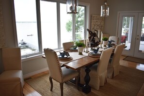 Dining - Muskoka Style Luxury Cottage (Orillia)