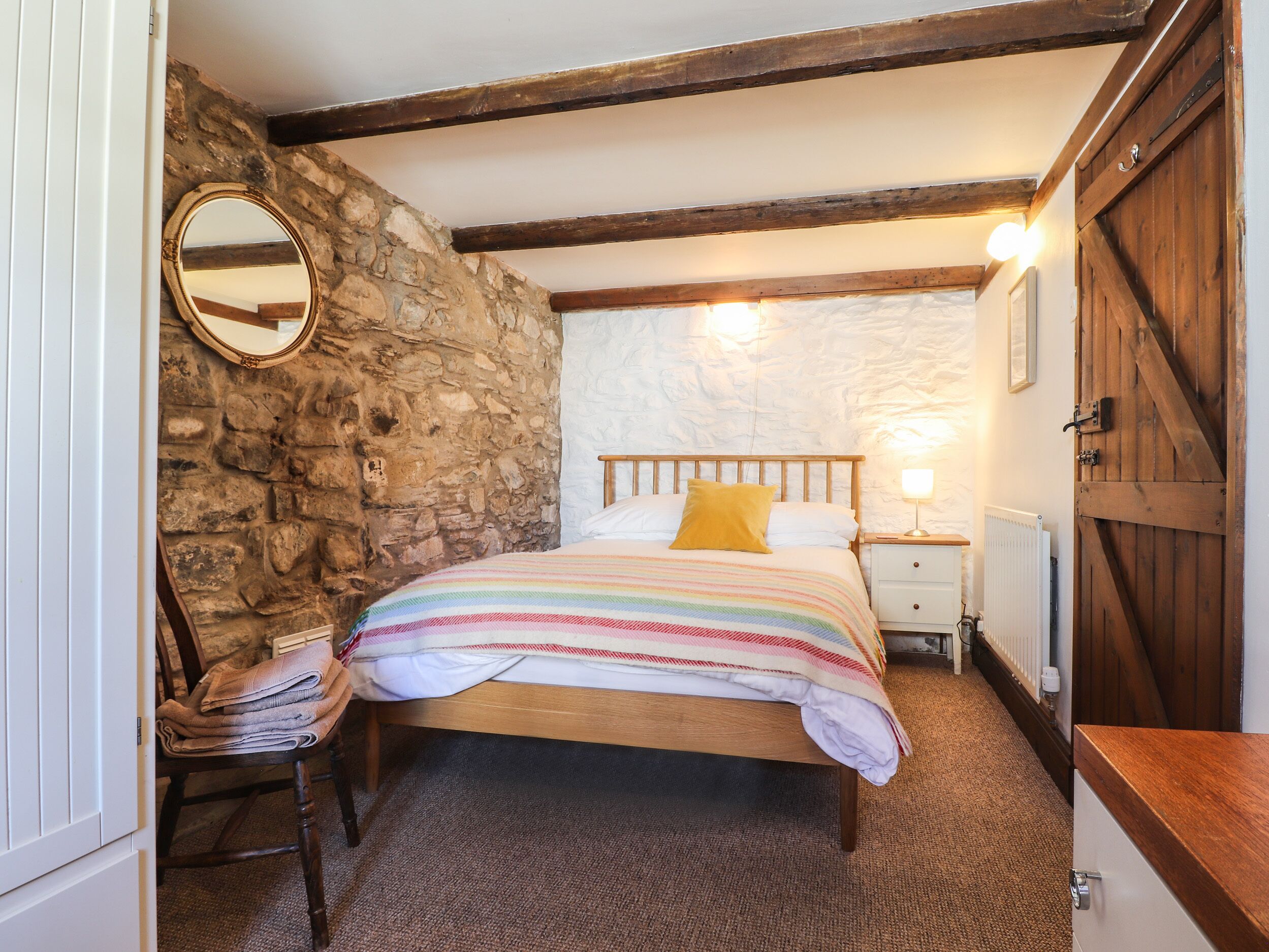 2 phòng ngủ, trang trí khác biệt 