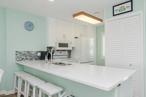 Frigorifero, microonde, forno, piano cottura