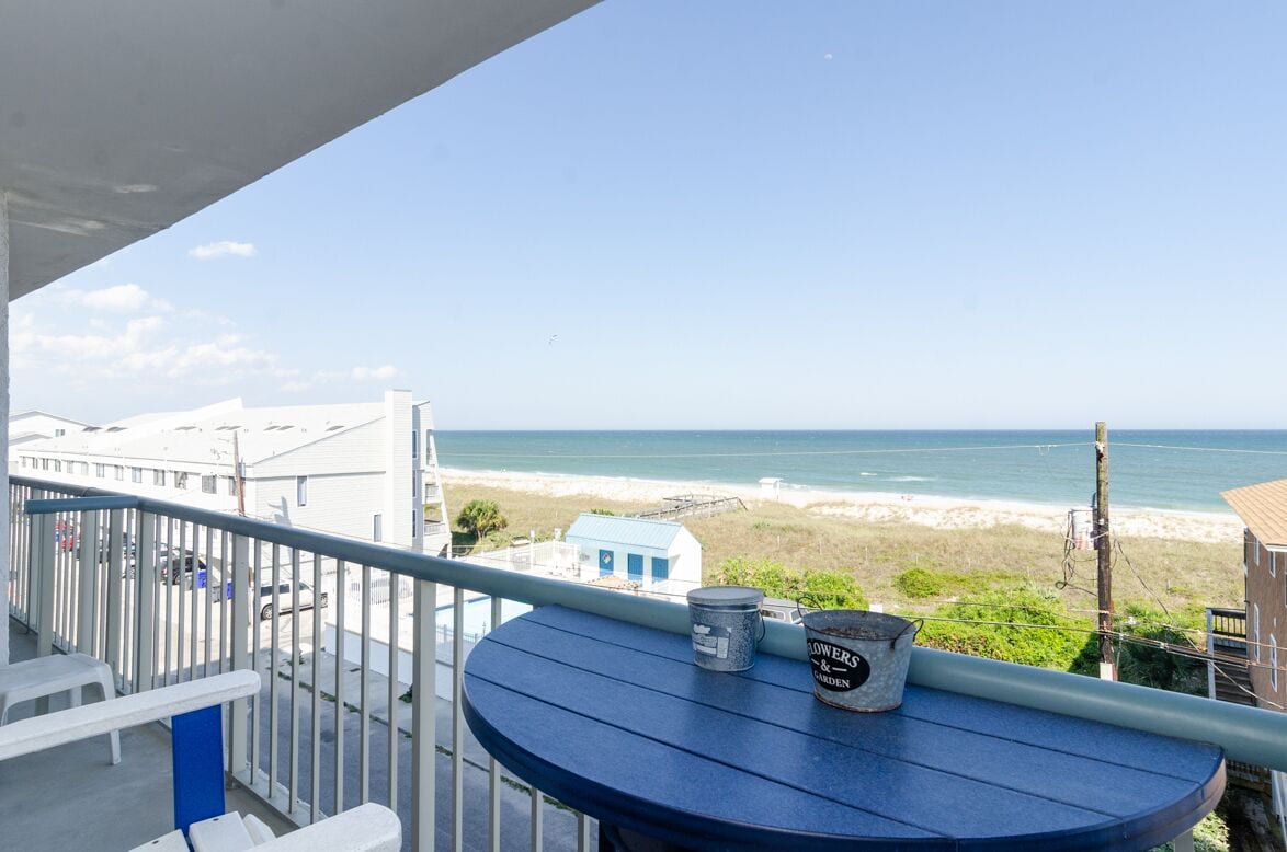 Well-equipped 2 bedroom condo with stunning views!
