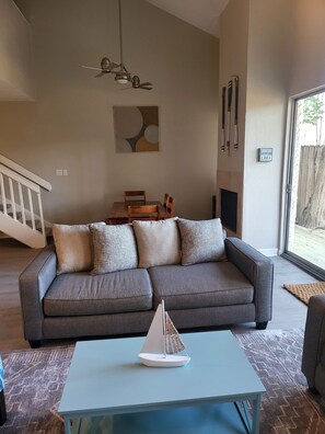 Living area - Lake Side Living on Lake Conroe (Montgomery)