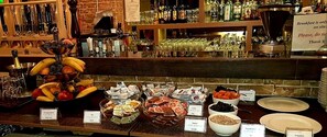 Petit déjeuner buffet (15 EUR par personne)
