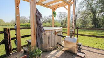 Cottage | Outdoor spa tub