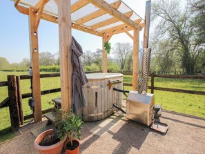 Outdoor spa tub - Balwen Shepherd's Hut (Montgomery)