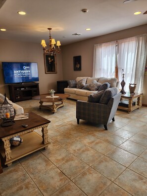 Smart TV - Beautiful Mountain Villa (Round Top)