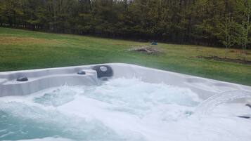 Tina de hidromasaje al aire libre