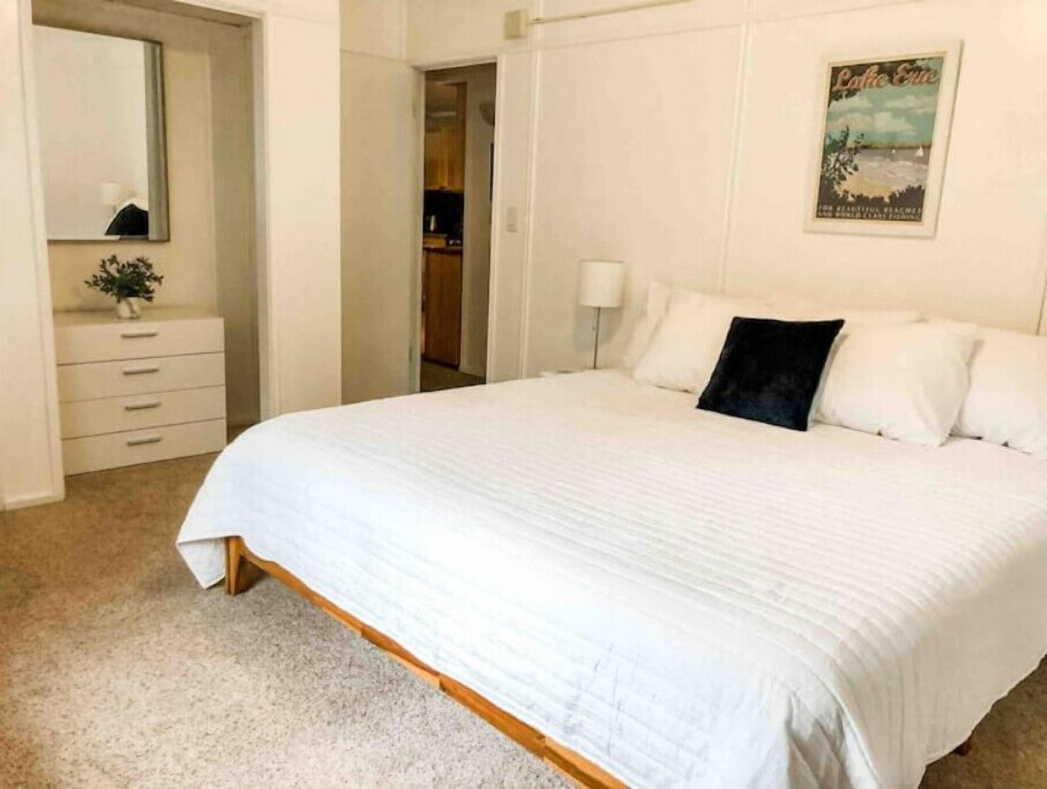 4 habitaciones, tabla de planchar con plancha y cuna de viaje 