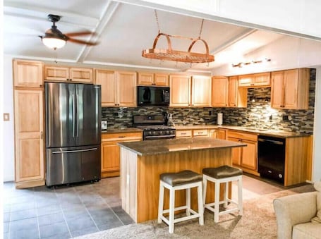 Fridge, microwave, oven, stovetop. Riverside Road - Explore MQT