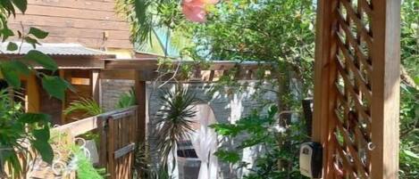 المنطقة المحيطة بالمنشأة