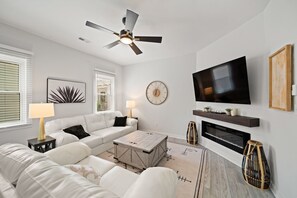 Smart TV, fireplace - Quiet Cottage in the Heart of Downtown (Charleston)